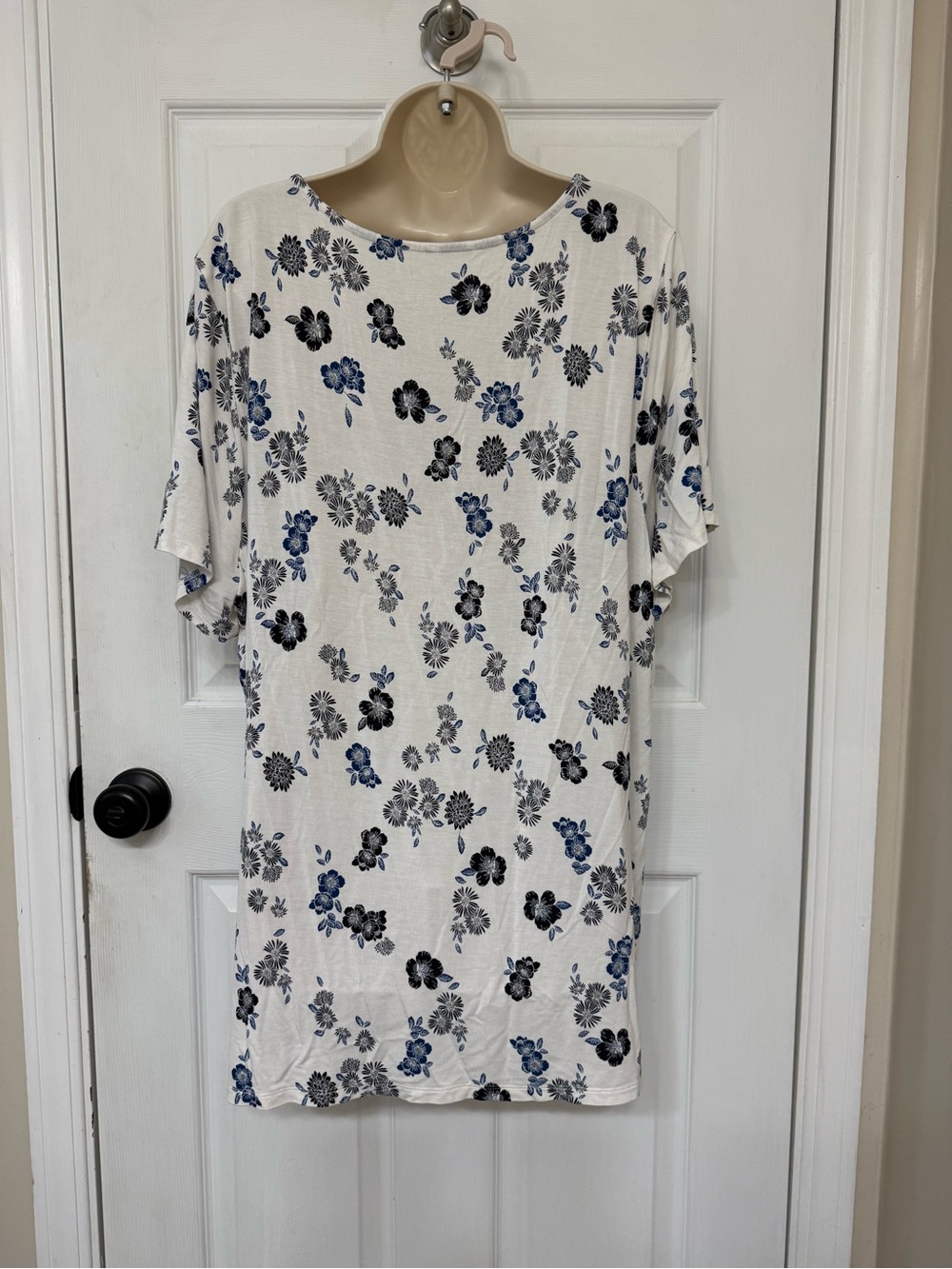 Lane Bryant White Blue Floral Keyhole Tunic Top - Picture 4 of 10